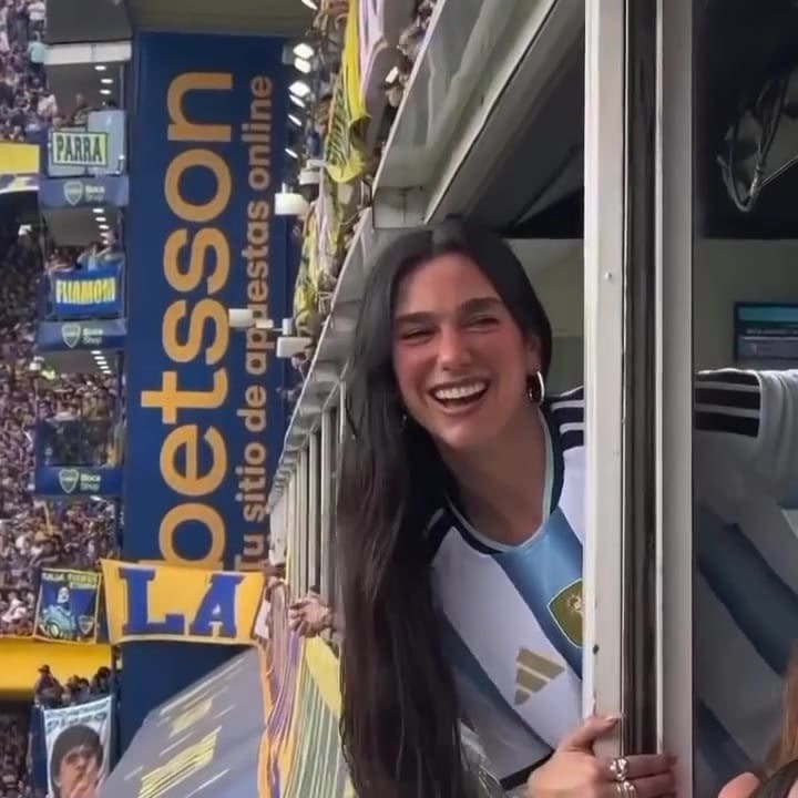 Dua Lipa mostró cómo fue su experiencia en La Bombonera durante el superclásico