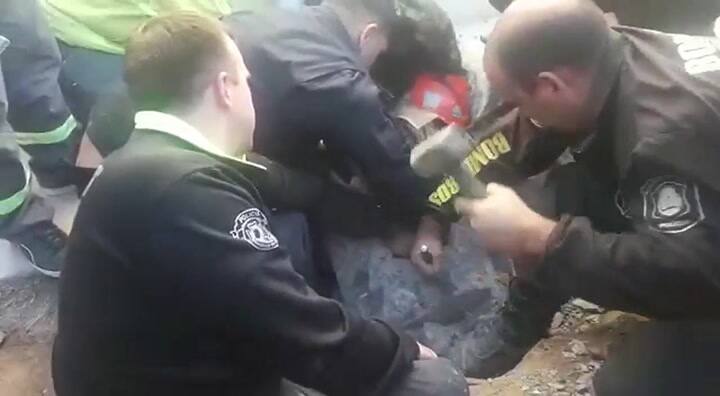 El rescate de un bebé que cayó en un sumidero en La Plata