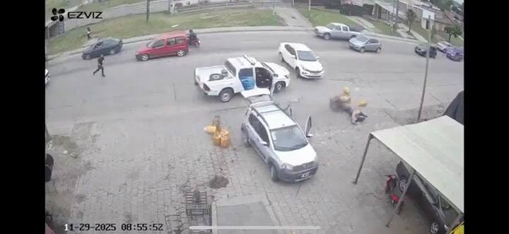 A criminal maneuvered to escape from the police and collided with two people