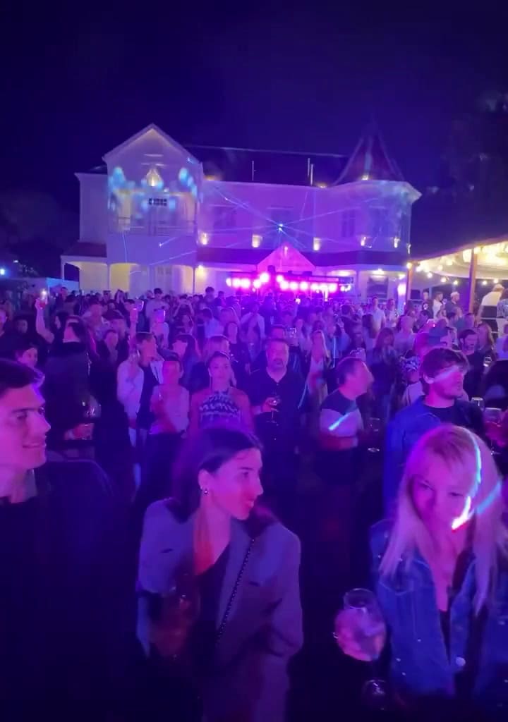 Cumbia, sushi y carne braseada: polémica por el uso de Villa Victoria en Mar del Plata