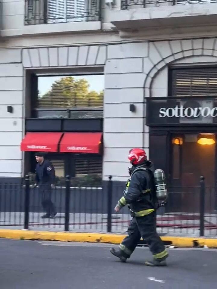Incendio en Recoleta: se prendió fuego un restaurante y las llamas alcanzaron un edificio
