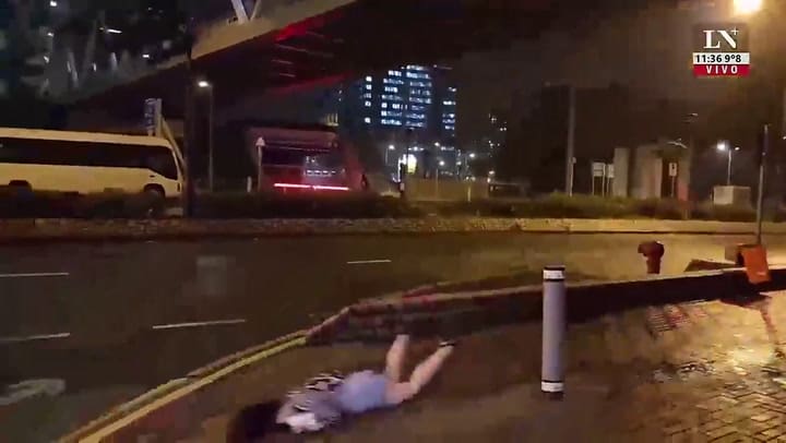 El tifón Saola sacude Hong Kong