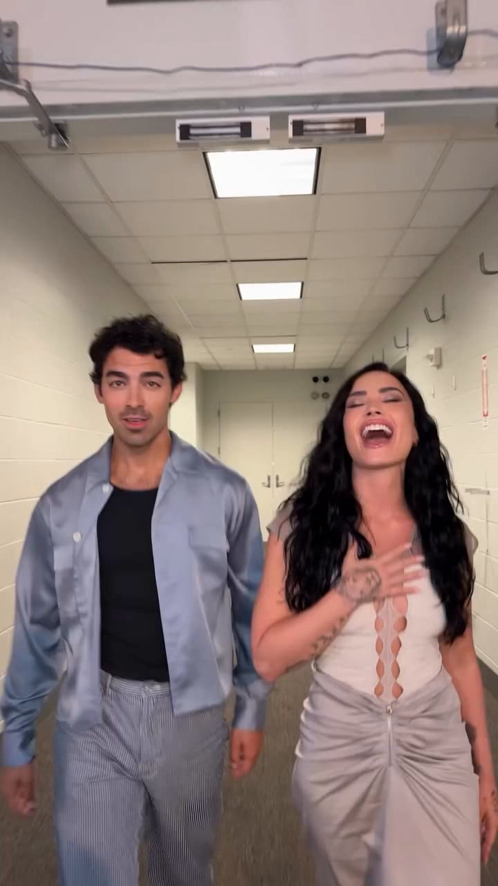 Joe Jonas y Demi Lovato minutos antes de cantar juntos en el escenario