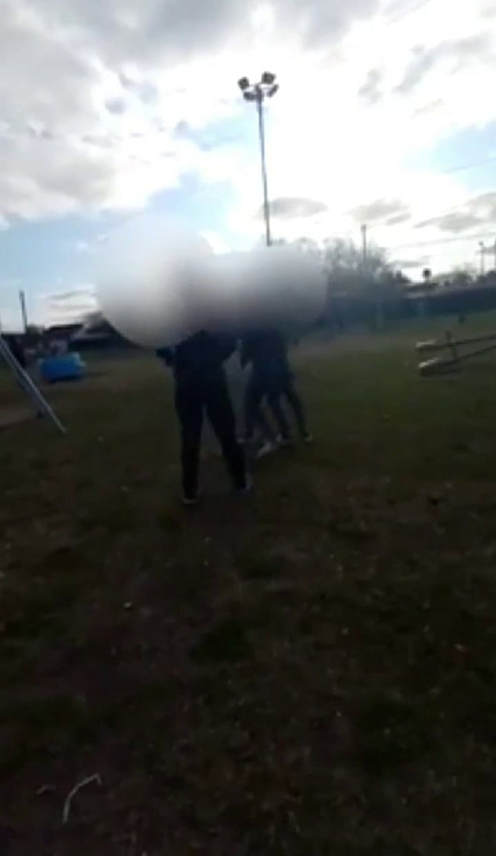 Denuncian a una mujer por incitar a su hija de 12 años a pelear con otras chicas en plena calle