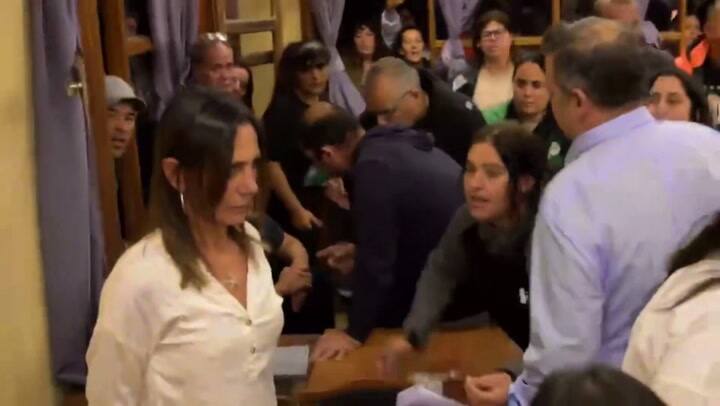 Video: agredieron a una concejala de Pro durante una sesión en Villa Gesell