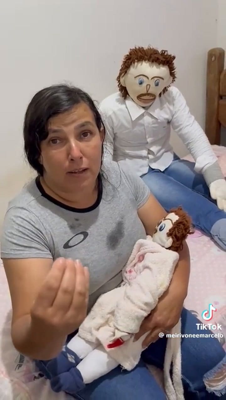 Mujer con hijos de trapo