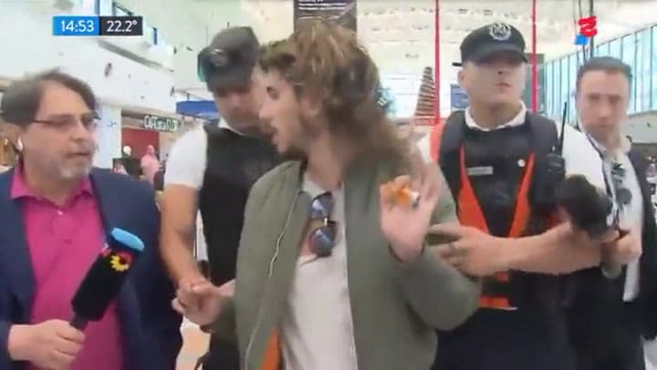 El momento en que la Policía de Seguridad Aeroportuaria se lleva a Rodrigo Eguillor - Fuente: TN
