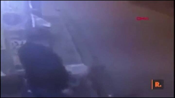 Un desconocido salva la vida de un hombre tocándolo en el hombro y luego desaparece