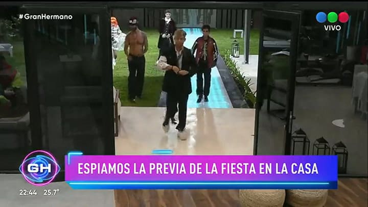 El ingreso de los participantes a la fiesta de Halloween