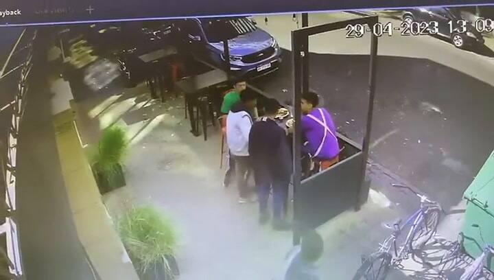 La pelea entre trapitos y un mozo, que casi termina apuñalado