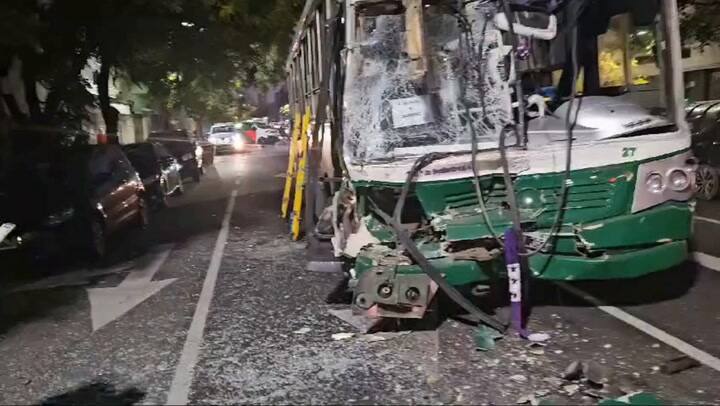 Fuerte accidente entre dos colectivos de una misma línea en el barrio de Chacarita