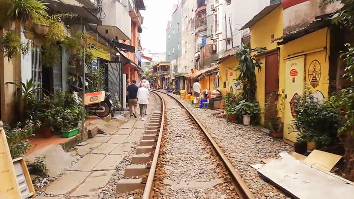 Así es la calle de Hanói donde el tren pasa a centímetros de las viviendas y los comercios