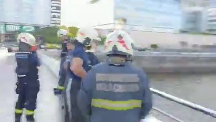 They found the body of a man at Pier 3 in Puerto Madero after a search