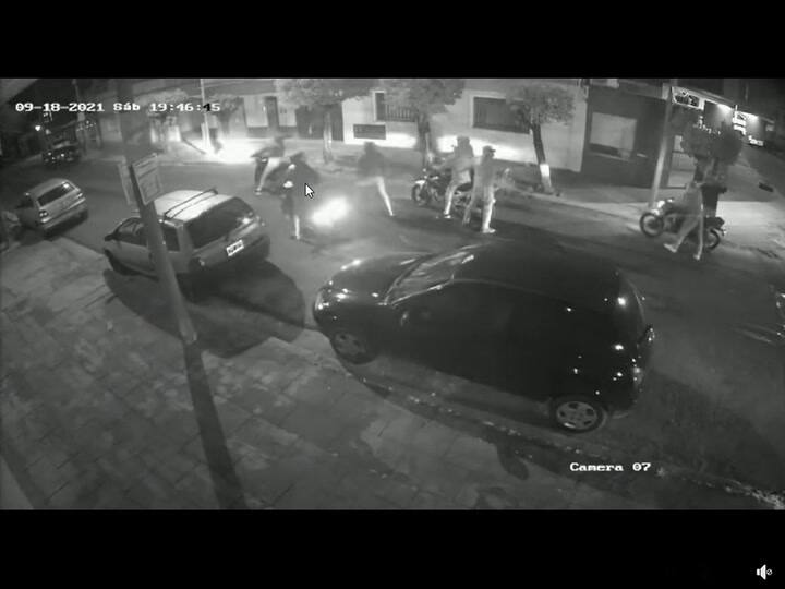 Ataque piraña de motochorros a un repartidor en Ramos Mejía