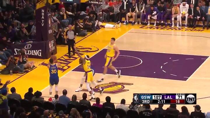 Stephen Curry la quiso volcar y terminó haciendo el ridículo - Fuente: TNT