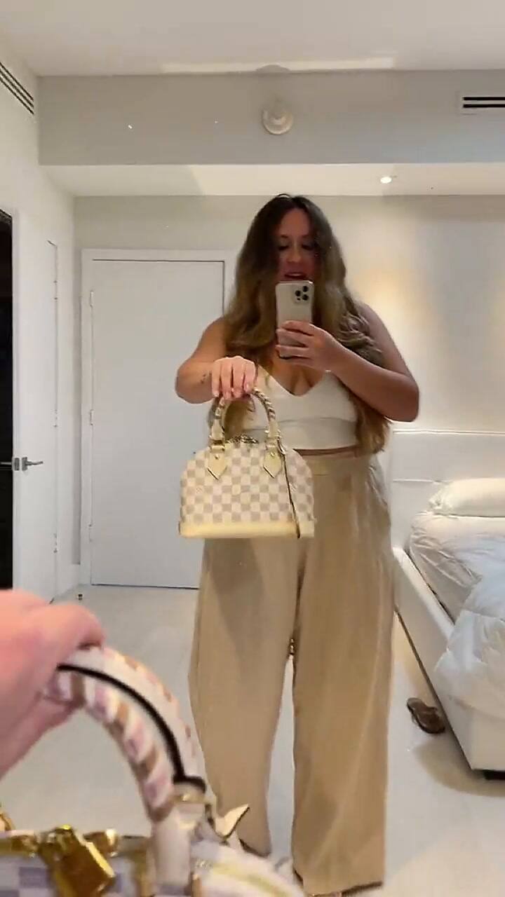 En otro video, la mujer detalló el atuendo que llevaba cuando le impidieron el acceso al restaurante