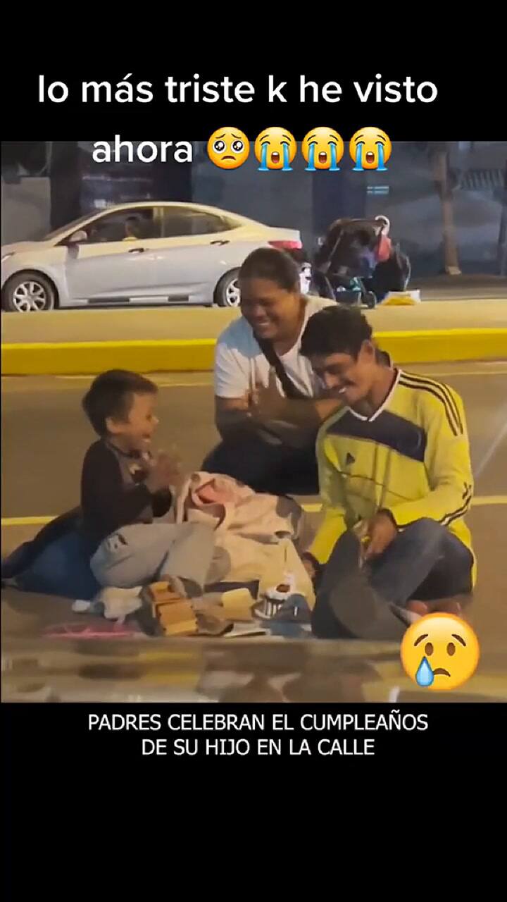 Unos padres amorosos celebran cumpleaños de su hijo