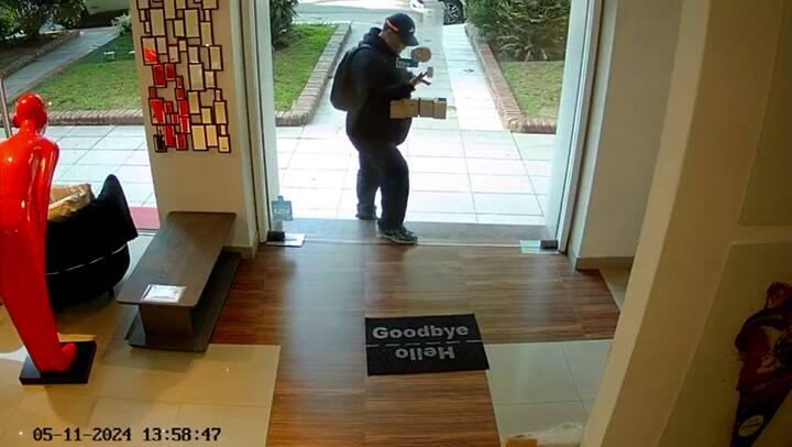 Palermo: un hombre destrozó la puerta de un local a golpes y robó una bicicleta fija valuada en US$ 8500