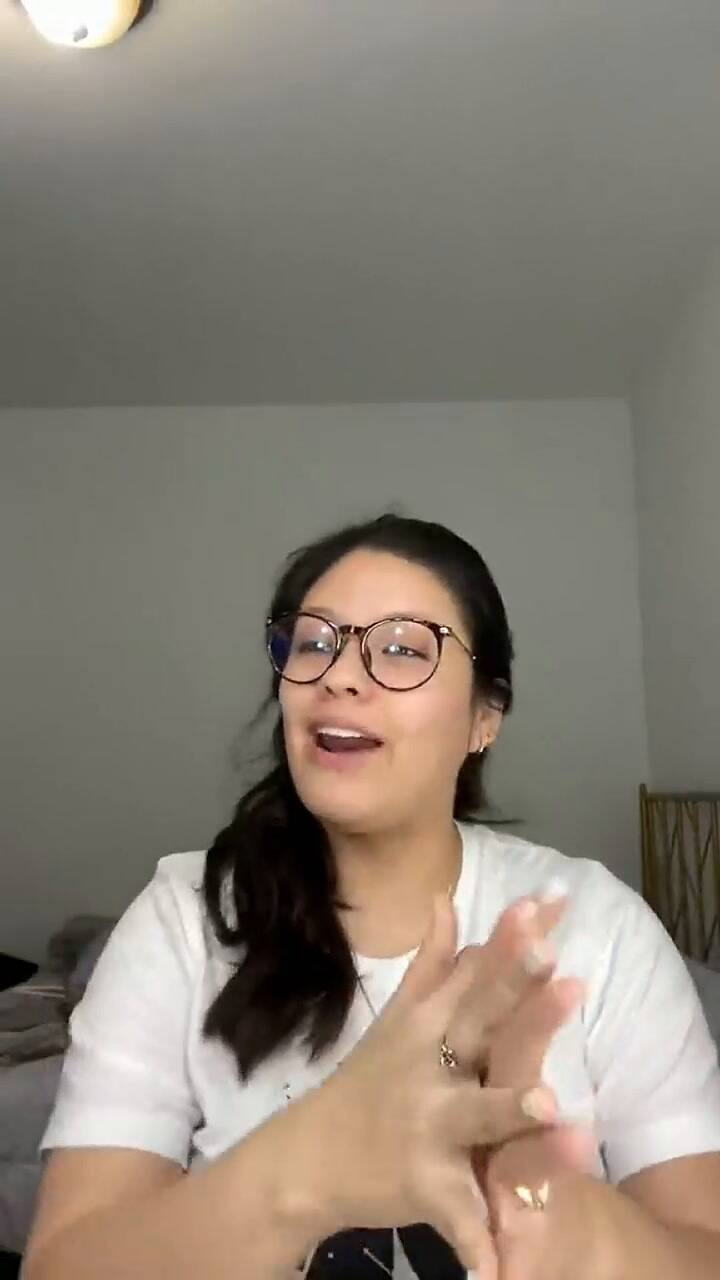 La tiktoker reveló cuánto le costó en total comprar unos lentes en EE.UU.