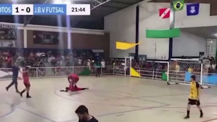 Brasil: un arquero de futsal logró atajar un penal y murió instantes después de celebrar la hazaña