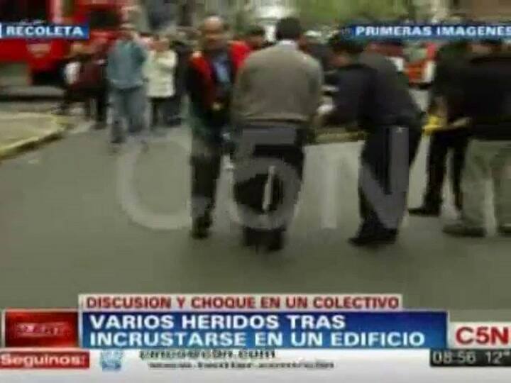 Un colectivo se incrustó contra un local y causó varios heridos (C5N)