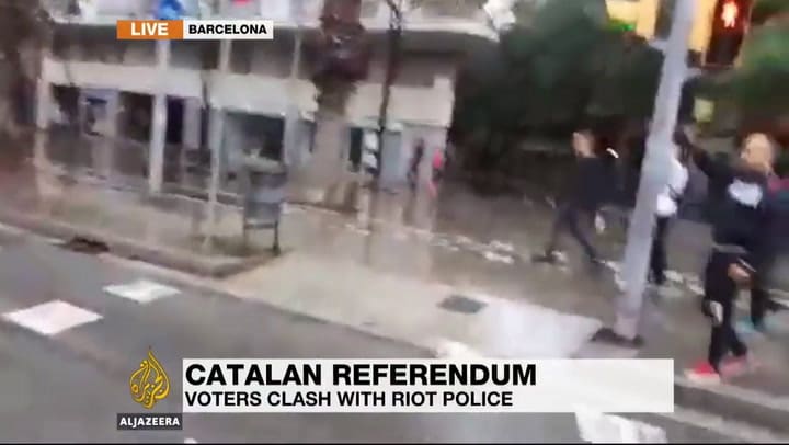 Un policía español procesado denunció por abuso sexual a una manifestante que lo besó en la boca