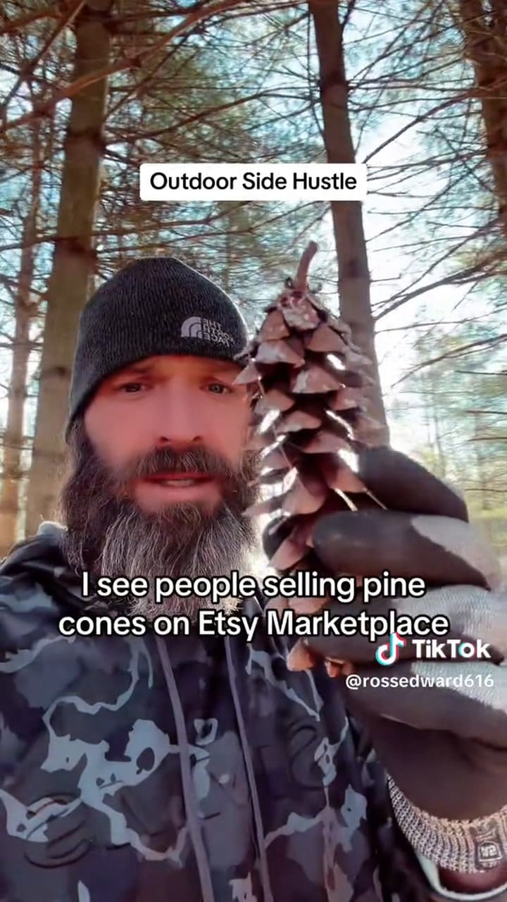 El usuario de TikTok Ross Edward (@rossedward616) mostró cómo gana dinero mientras realiza caminatas por el bosque de Michigan