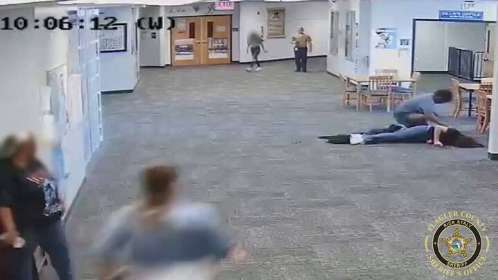 Un joven de 17 años golpeó a su maestra y la dejó inconsciente