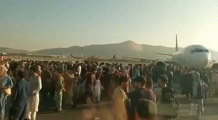 Caos en el aeropuerto de Kabul ante una toma de poder de los talibanes