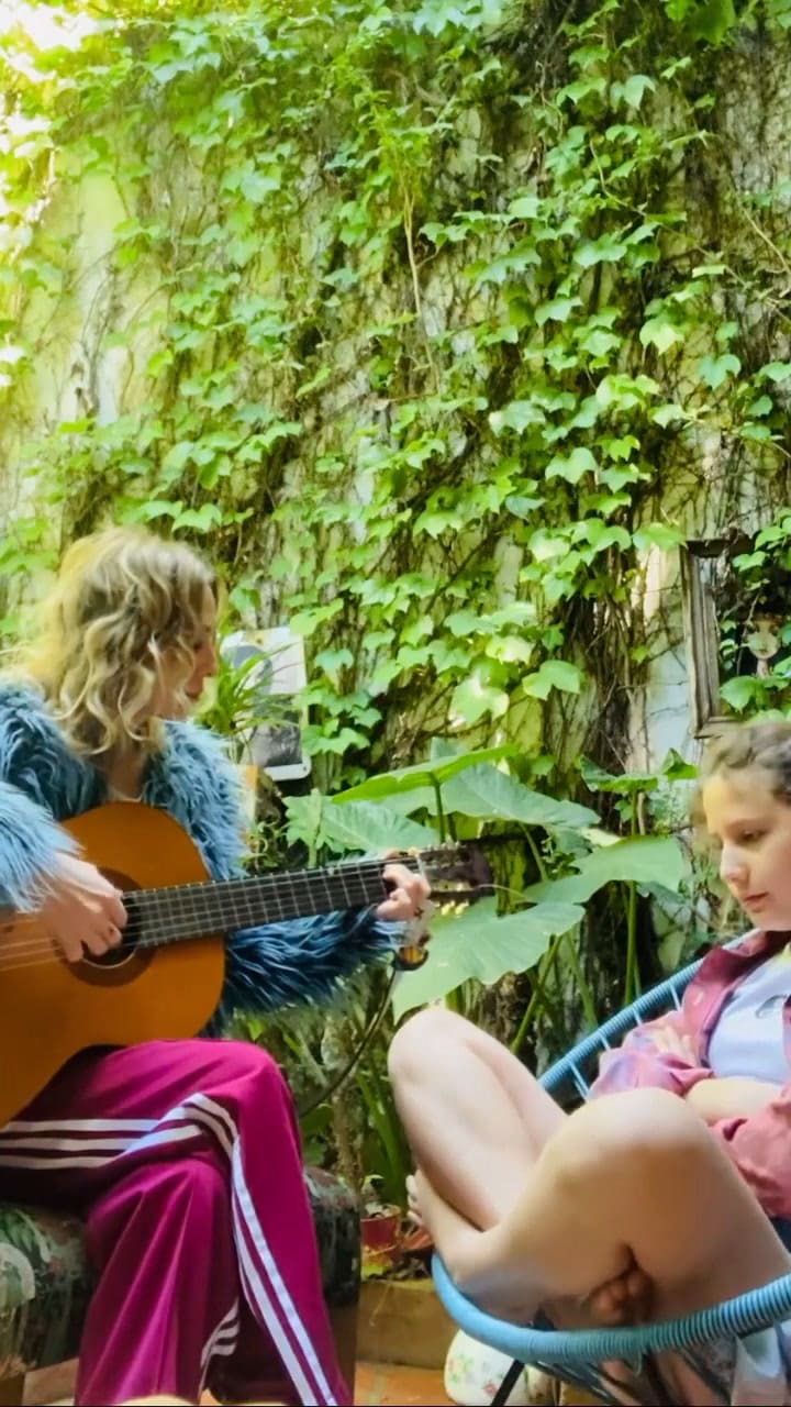 Gloria Carrá cantando con su hija Amelia