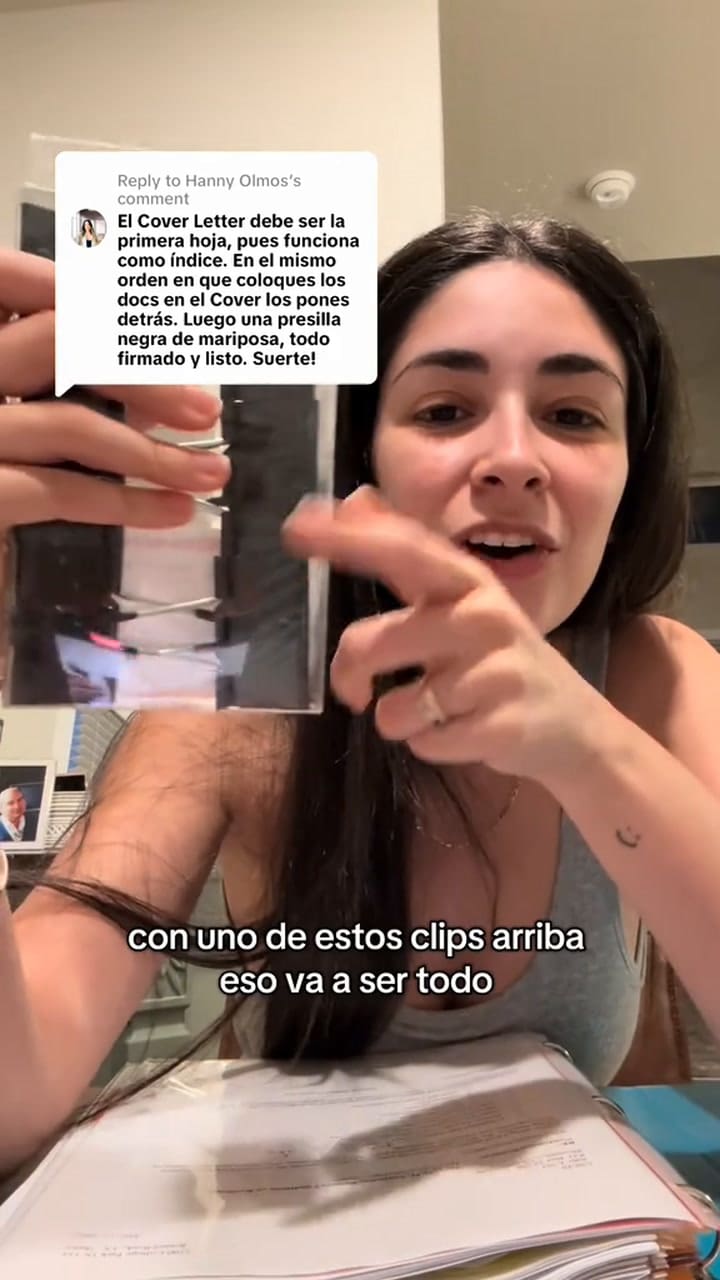 La latina recomendó no enviar los documentos en carpetas estilo archivadoras (TikTok: @caigotravel)