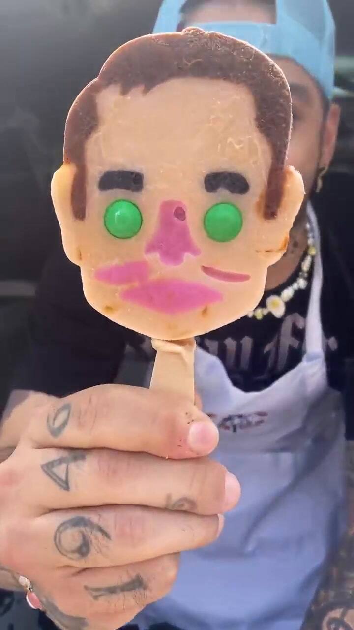 Un colectivo artístico vende paletas con las caras de los hombres más ricos del mundo