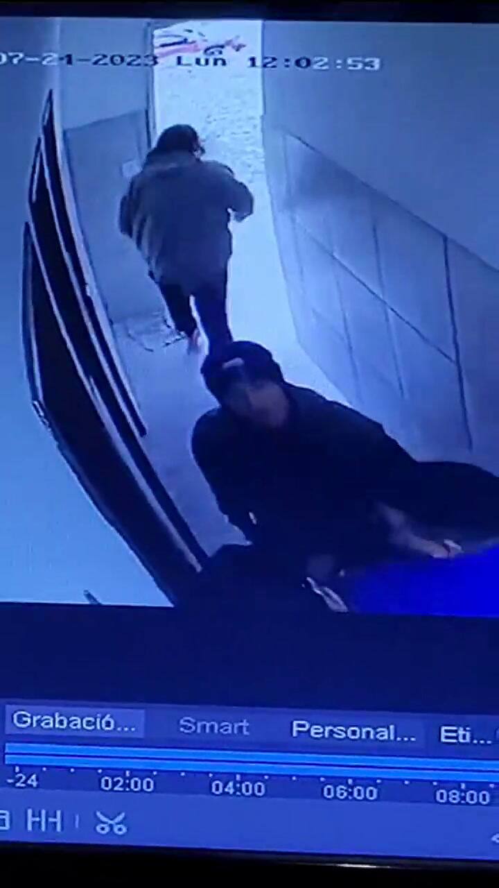 El momento en el que un hombre gatilla un arma contra Oscar Ochoa