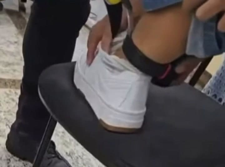 Le sacaron la tobillera a Agostina Páez