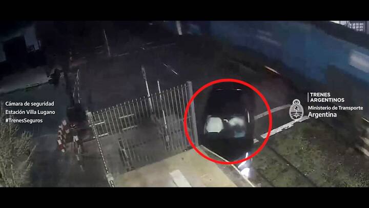 Un auto pasó con la barrera baja y fue arrollado por el tren