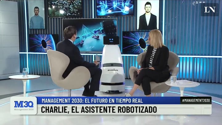 Robot le entrega a Sofía Vago un ramo de flores