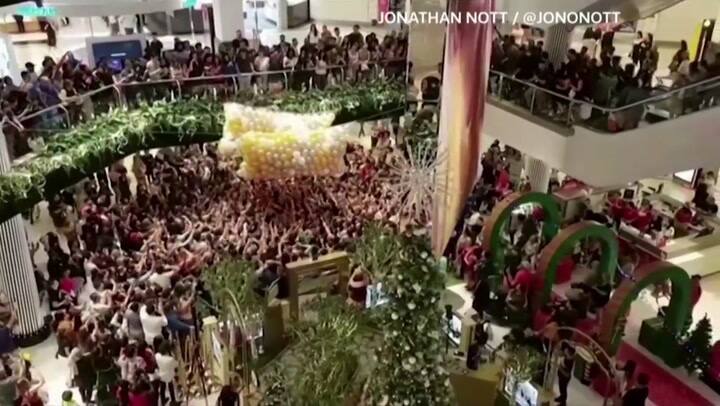 5 heridos luego de un desbande por agarrar globos en un shopping - Fuente: Reuters