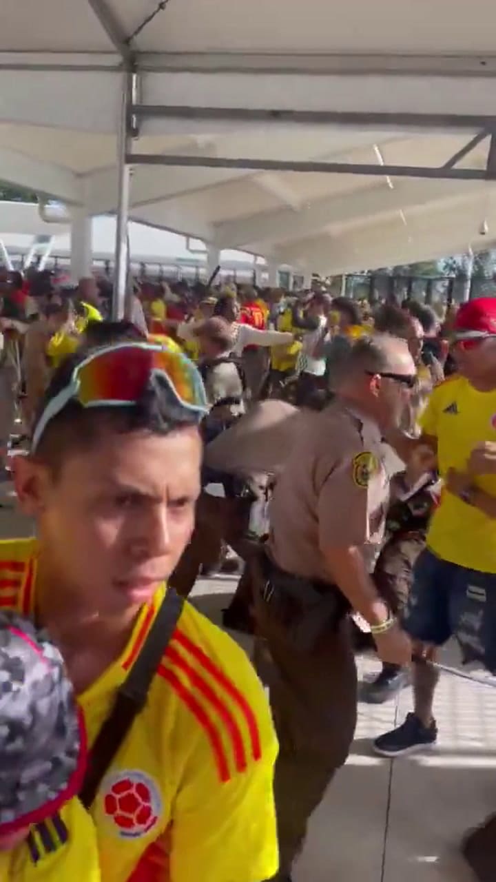 Tensión en Miami: incidentes y corridas afuera del estadio por hinchas colombianos que quisieron colarse 5