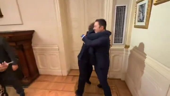 El abrazo de Milei y Petri, después de las elecciones legislativas