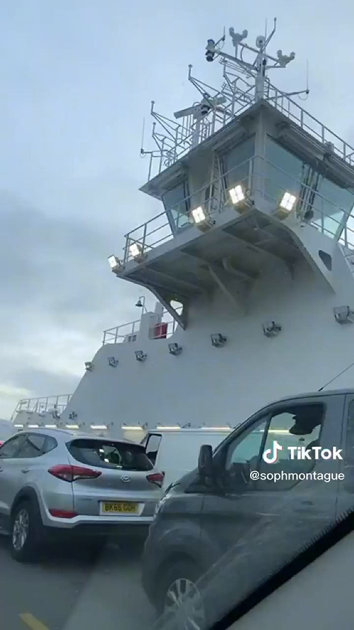 Una joven se confundió y terminó arriba de un ferry