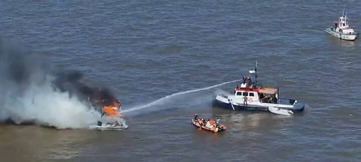 Operativo de Prefectura para contener el incendio en la embarcación