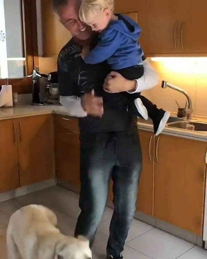 Marley le abrio la puerta y mira que bienvenida les dio el perro. Fuente: Instagram