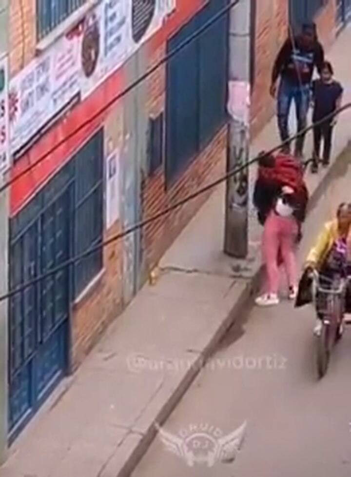 Esta es la verdadera historia del video viral de una mujer que lleva a su novio borracho en bicicleta