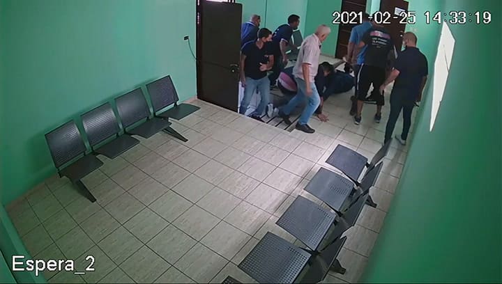 El momento de la agresión de los activistas de la UTA