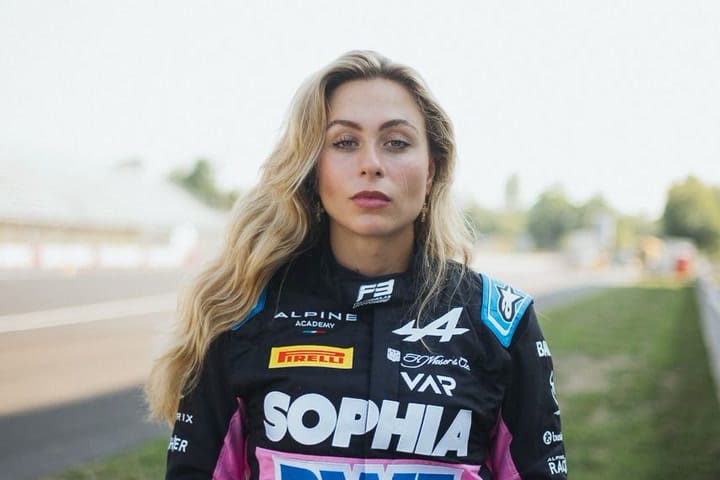 Sophia Floresh dio en 2021 un mensaje motivacional para todas las mujeres aspirantes a pilotos. Fuente: FIA