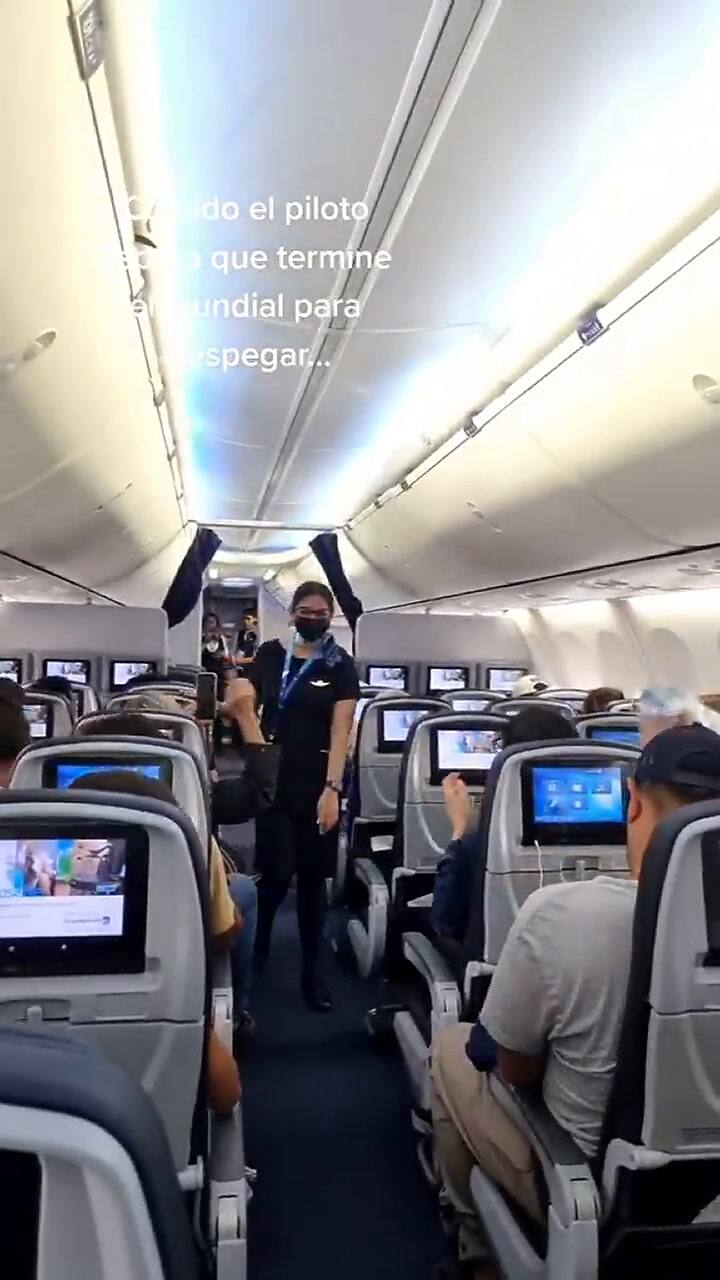 El piloto tuvo una considerada acción con los pasajeros mientras se jugaba el Argentina Vs. Francia