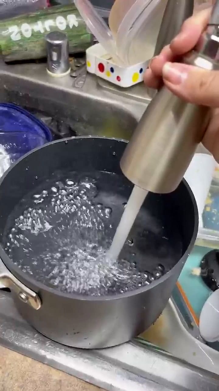 Una familia en Missouri prueba el truco del agua congelada