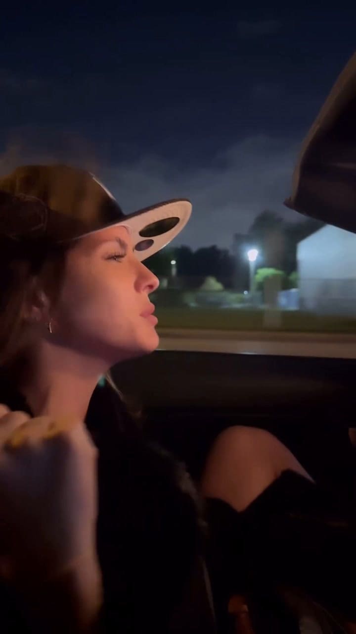 La China Suárez cantó "Corazón de cartón" en un descapotable