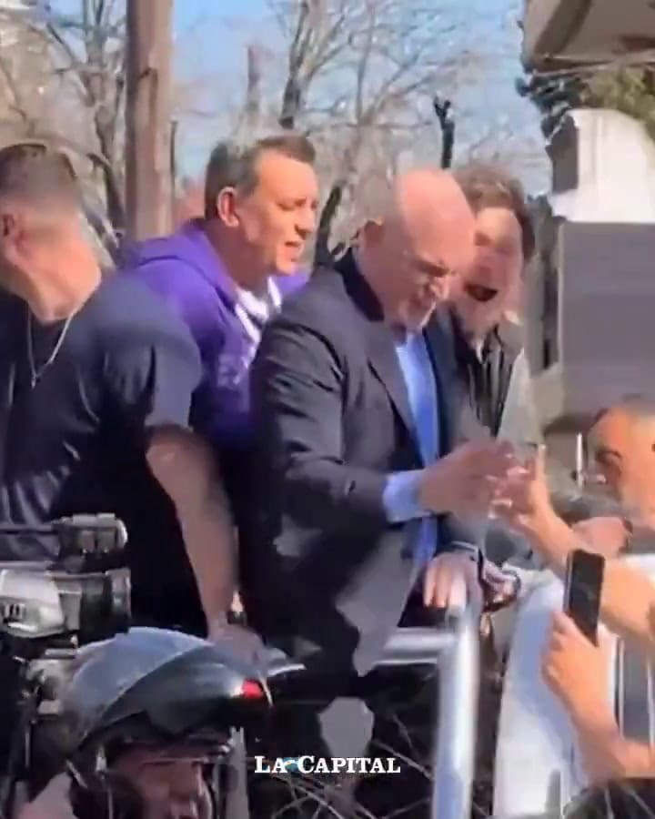 Milei, contra un manifestante, en Lomas de Zamora: "Corruptos son los tuyos"