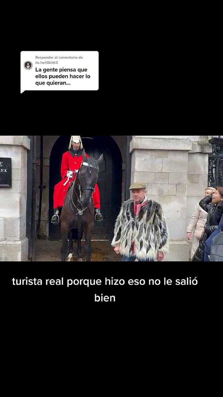 Se quiso sacar una foto con un guardia real, pero no salió cómo esperaba